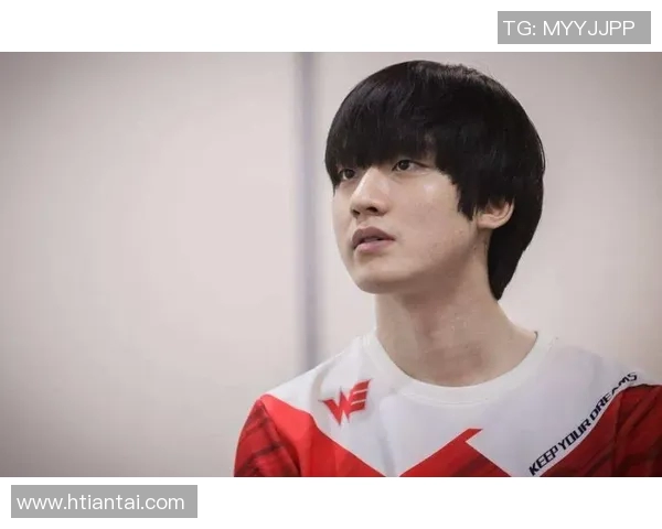 足球明星剃光头瞬间曝光引发热议球迷纷纷点赞与吐槽